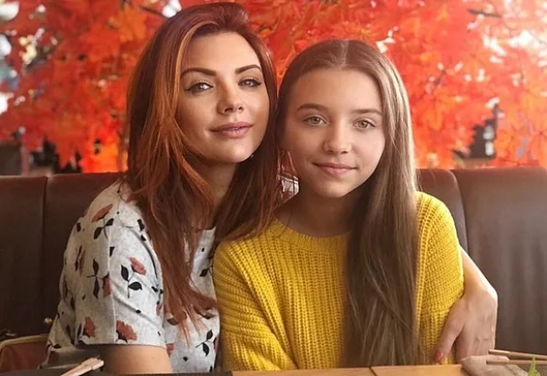 Певица с дочерью Лизой
