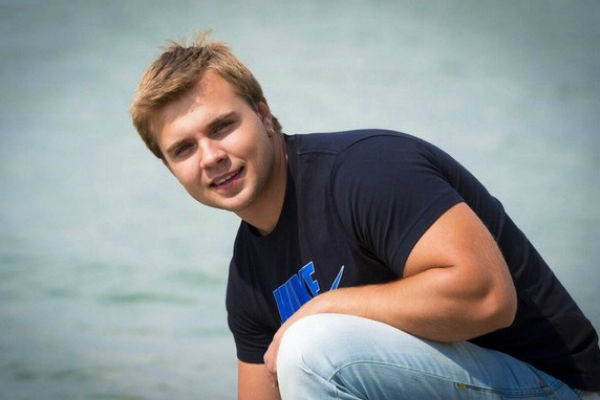 Певец Михаил Игонин