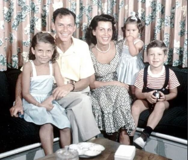 Нэнси с родителями, братом и сестрой